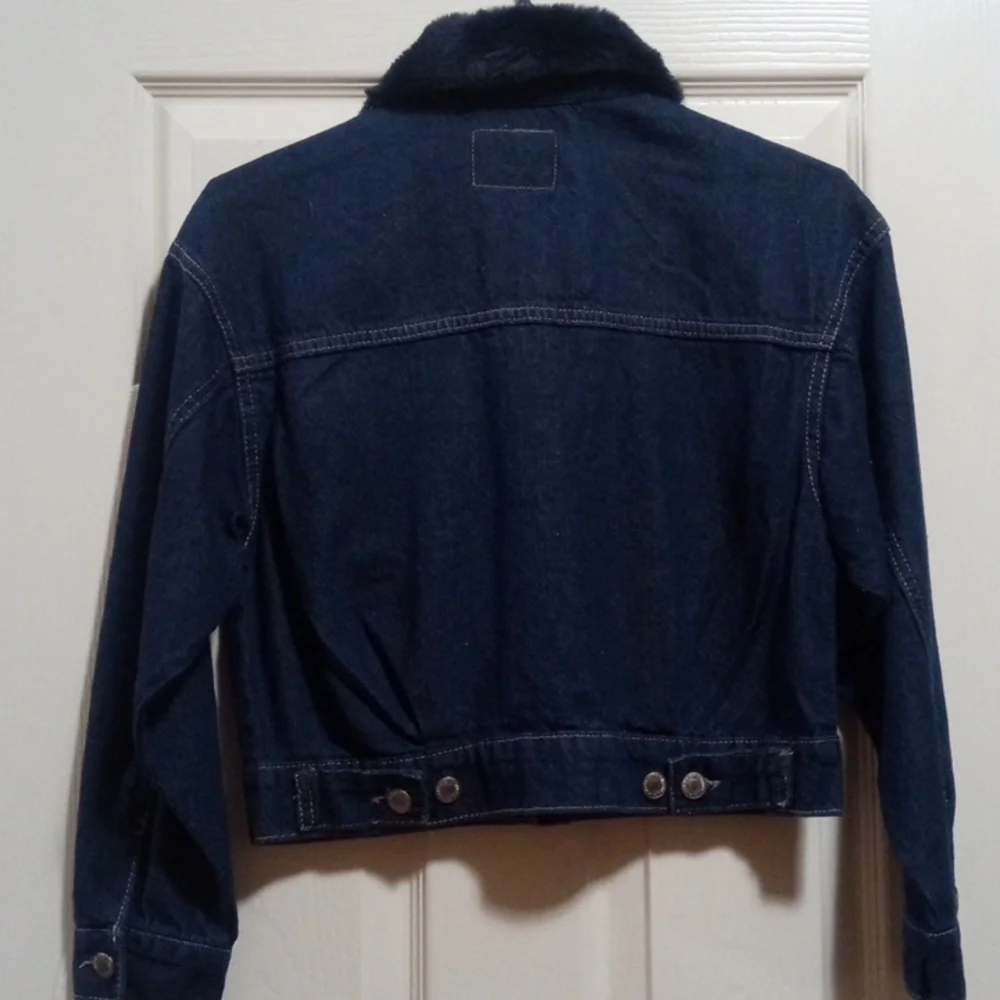 LEVI'S DARK BLUE FUR COLLAR CROP DENIM BUTTON UP JACKET SIZE JUNIORS XL NWT - Picture 4 of 6